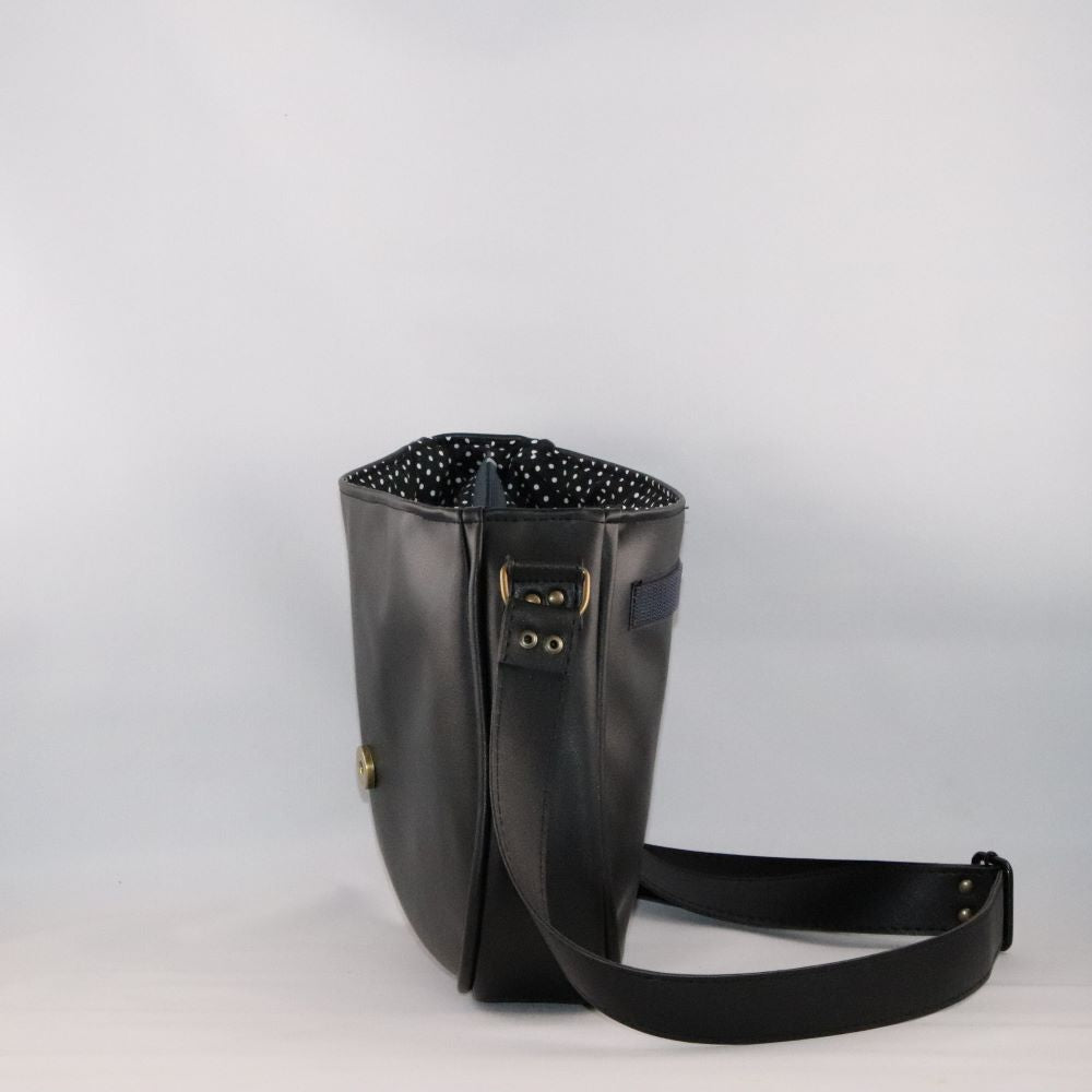 base de sac noir en cuir de raisin pour rabats interchangeables vue de côté