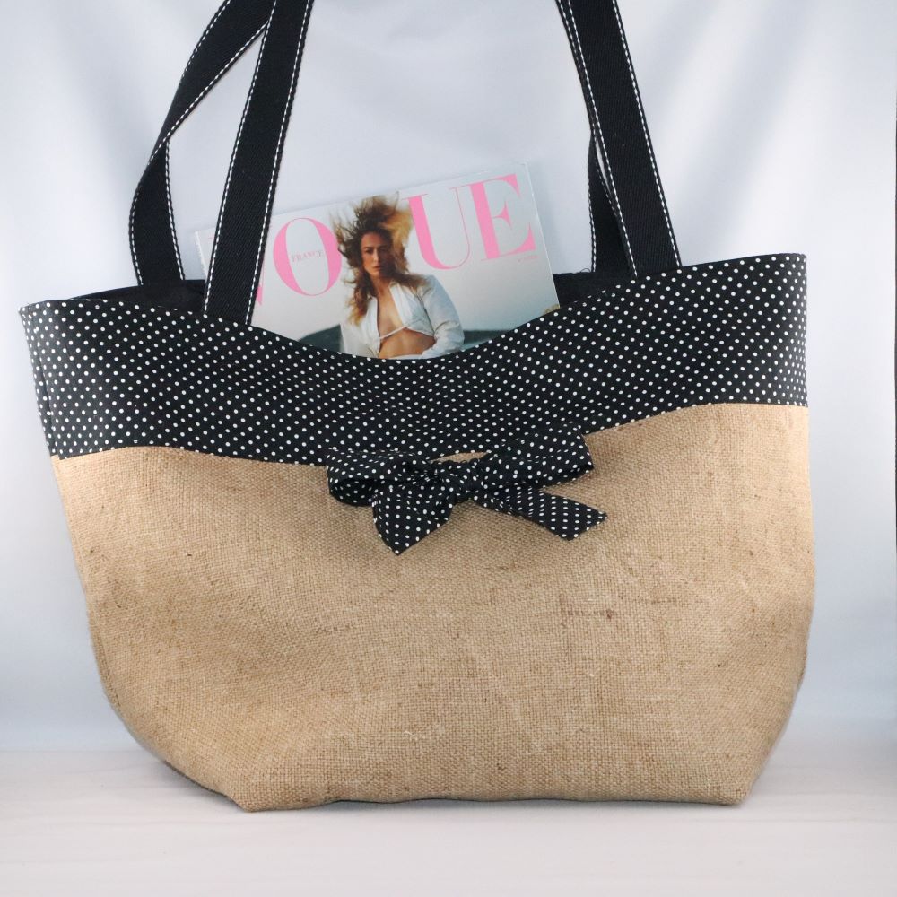 cabas toile de jute upcyclée avec noeud noir à pois de face avec magazine
