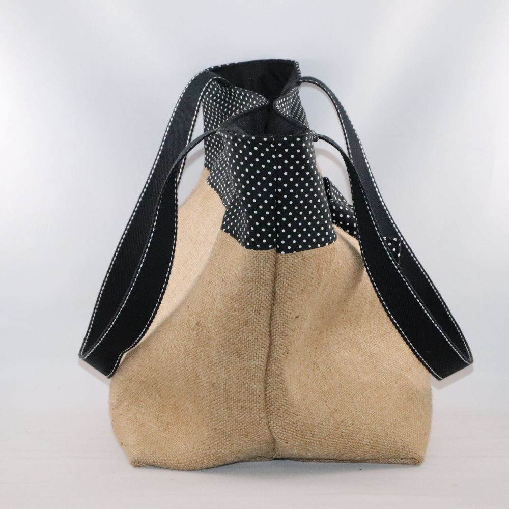 cabas toile de jute upcyclée avec noeud noir à pois de côté fermé