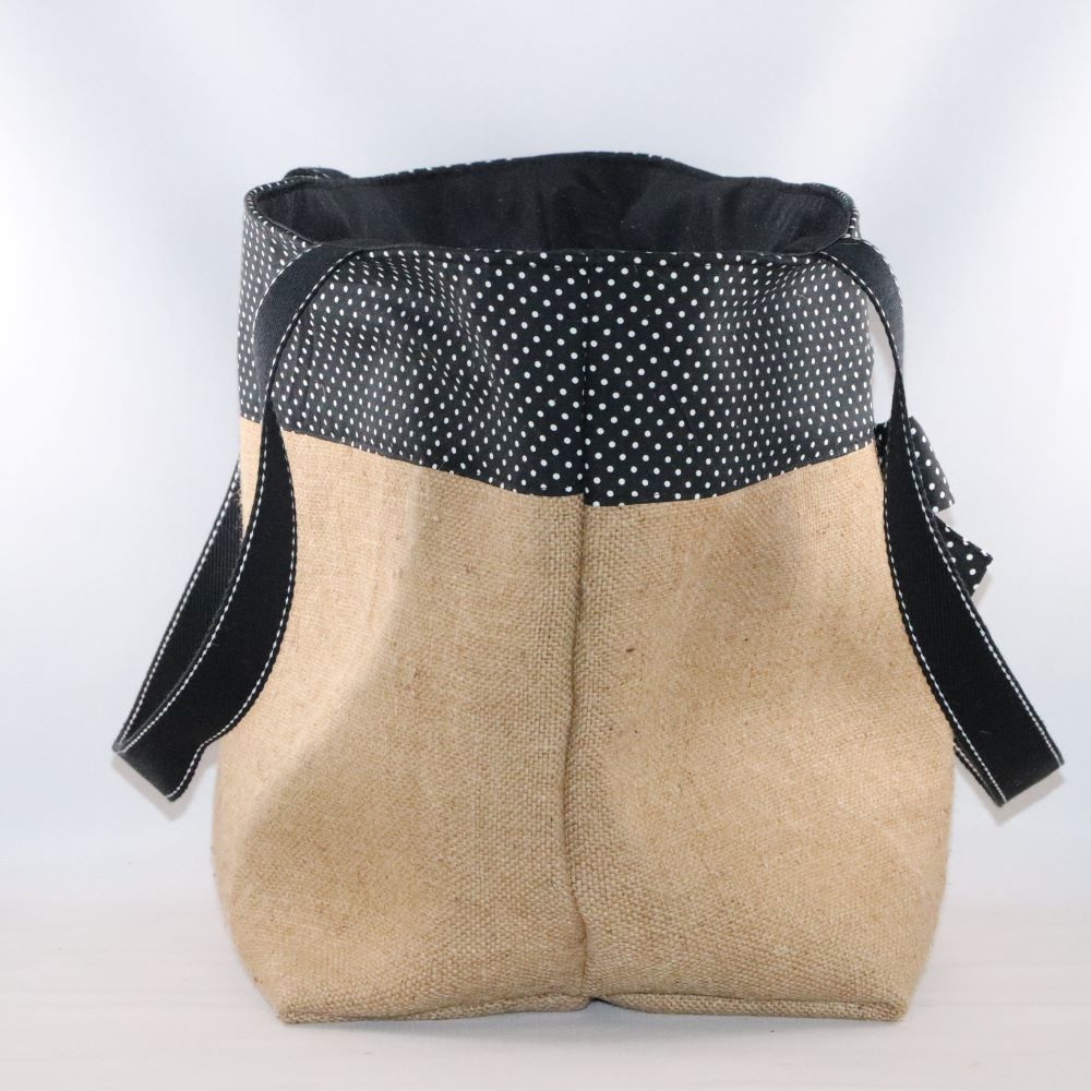 cabas toile de jute upcyclée avec noeud noir à pois de côté ouvert