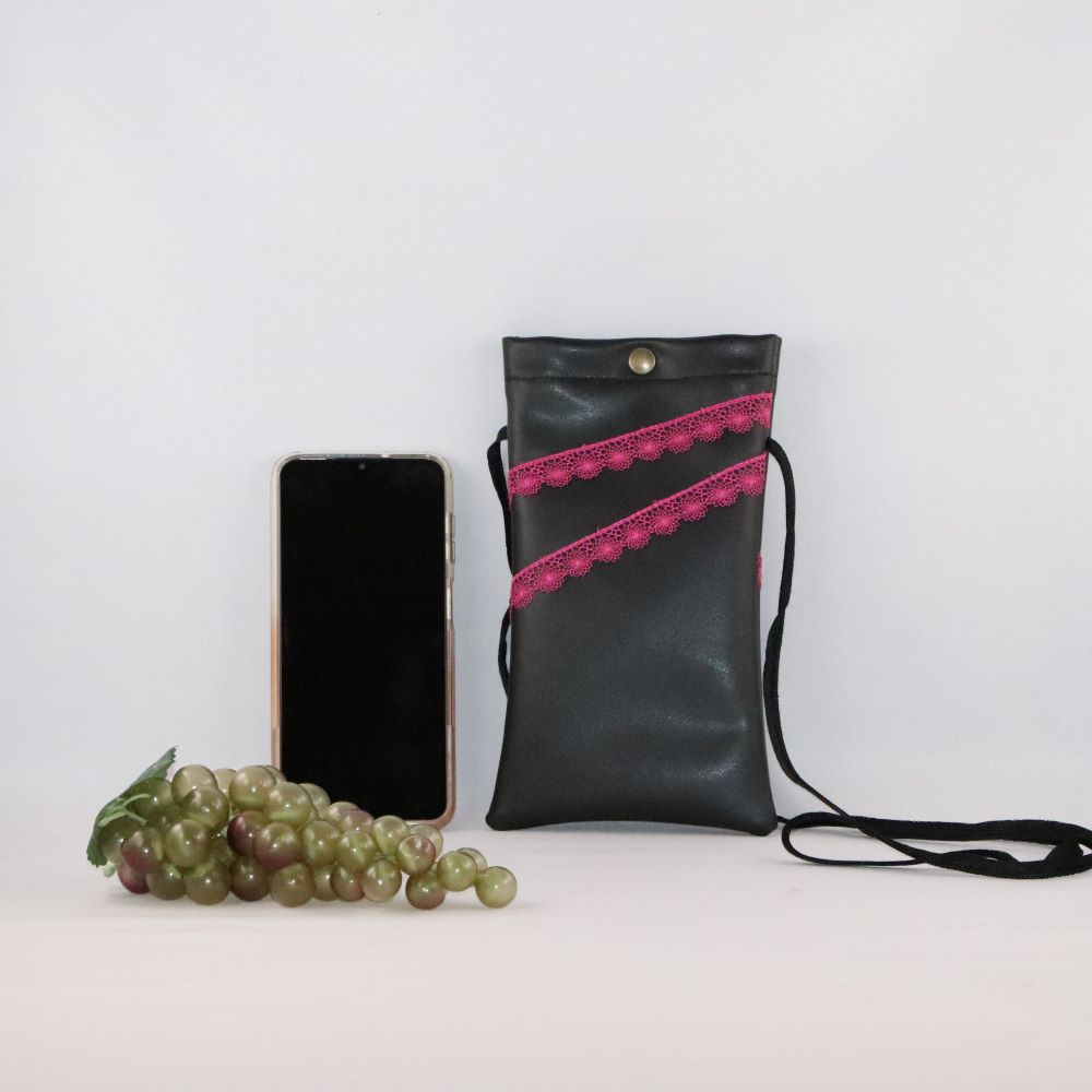 étui à téléphone cuir de raisin noir avec téléphone et grappe