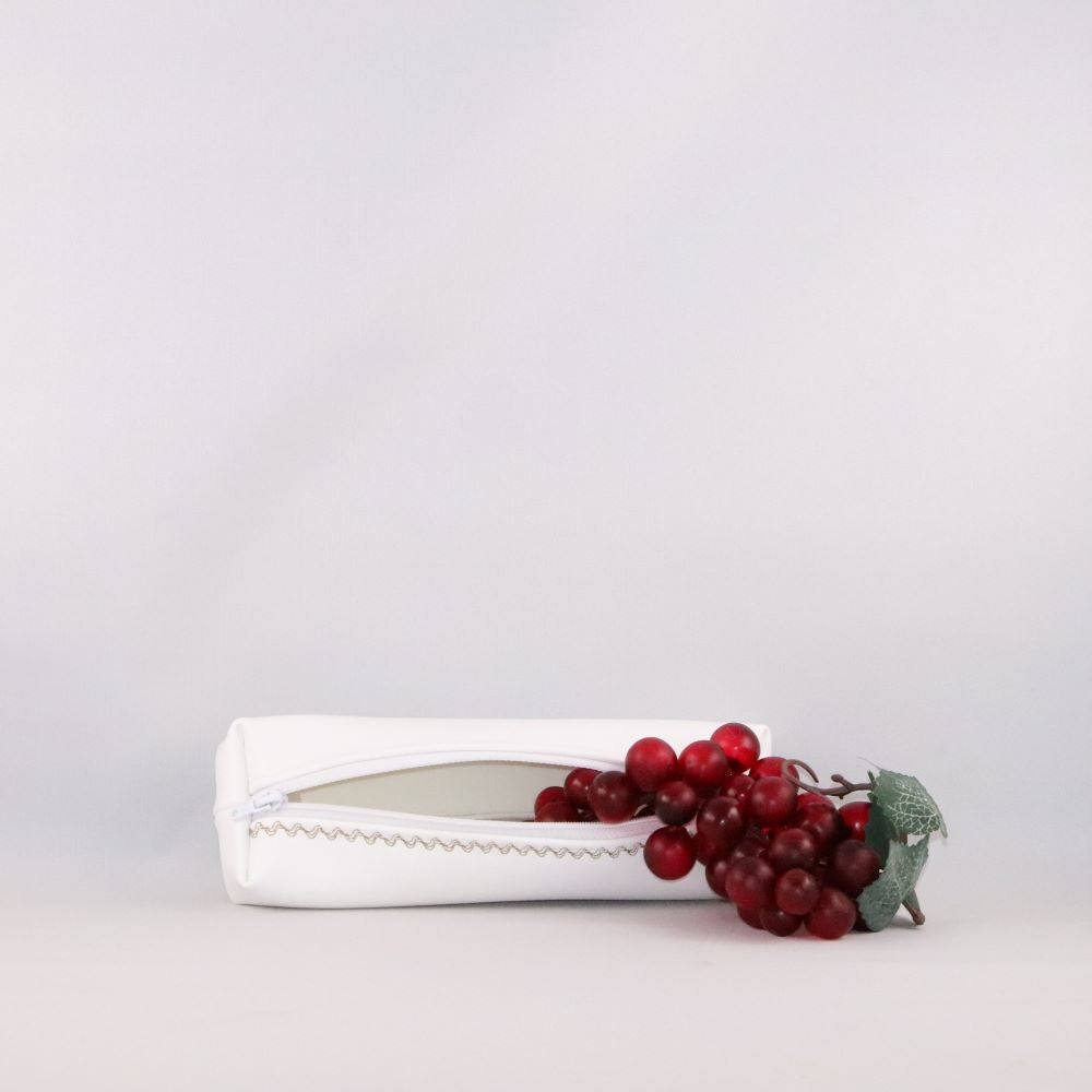 petite trousse blanche alter cuir de raisin ouverte avec grappe