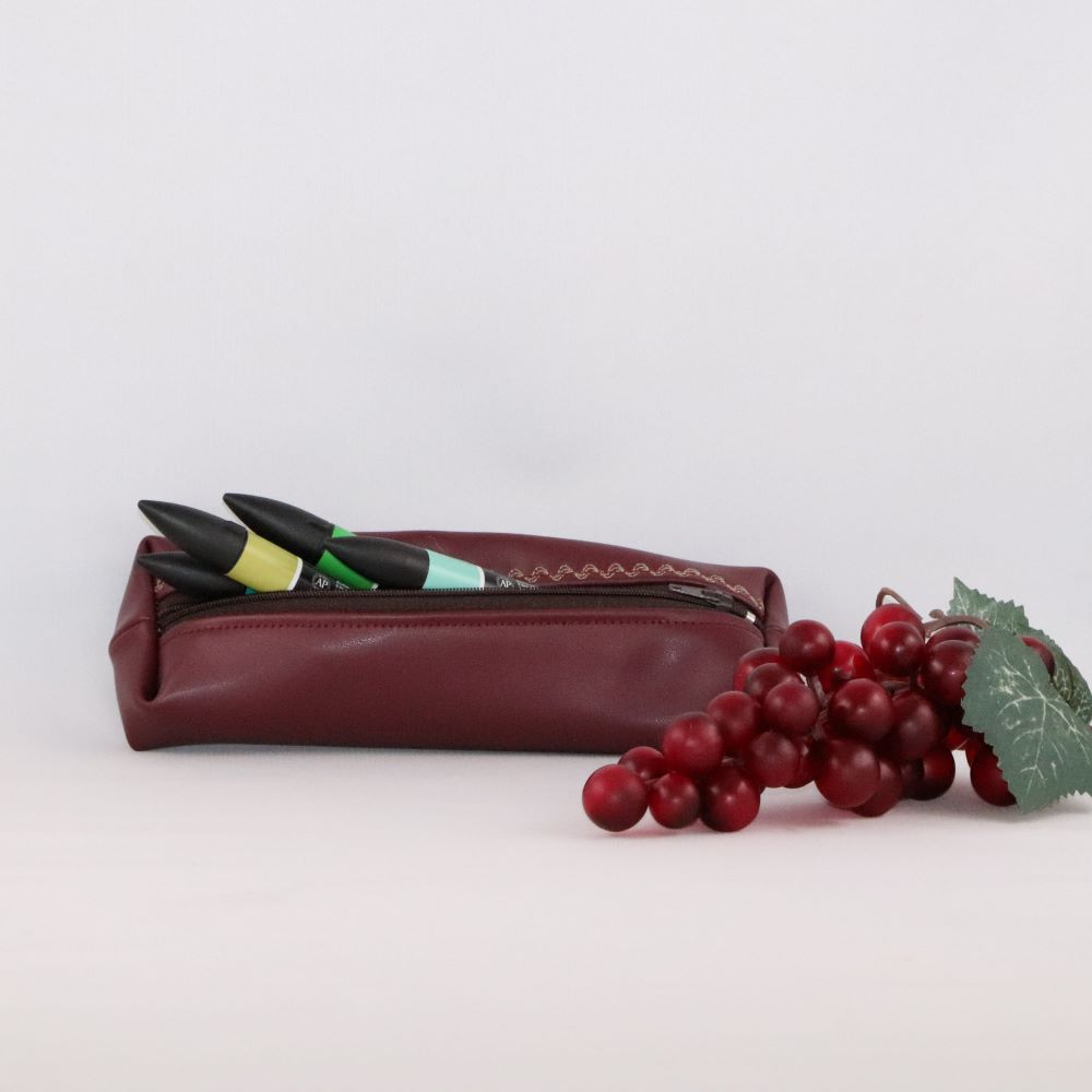 petite trousse bordeaux alter cuir de raisin avec crayons et grappe