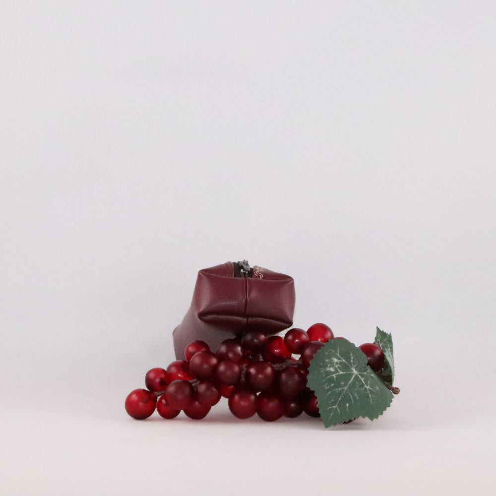 petite trousse bordeaux alter cuir de raisin avec grappe de côté