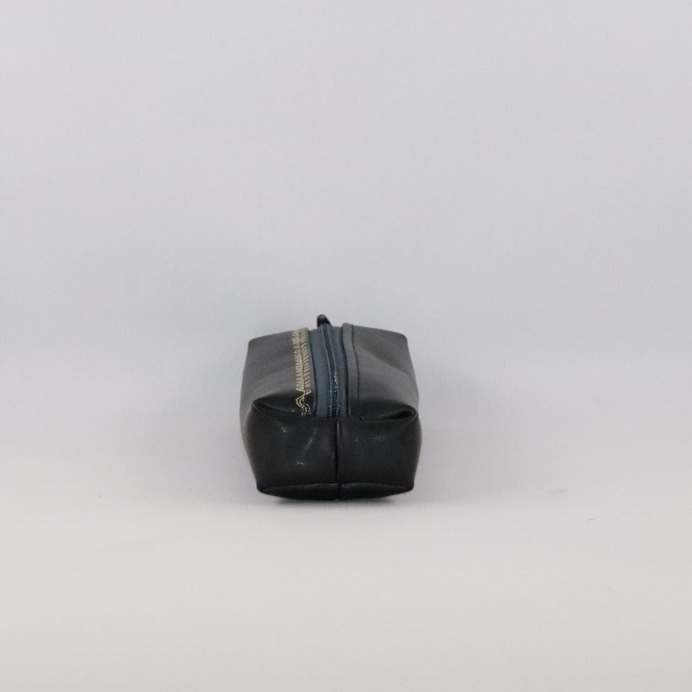 petite trousse noire alter cuir de raisin de côté