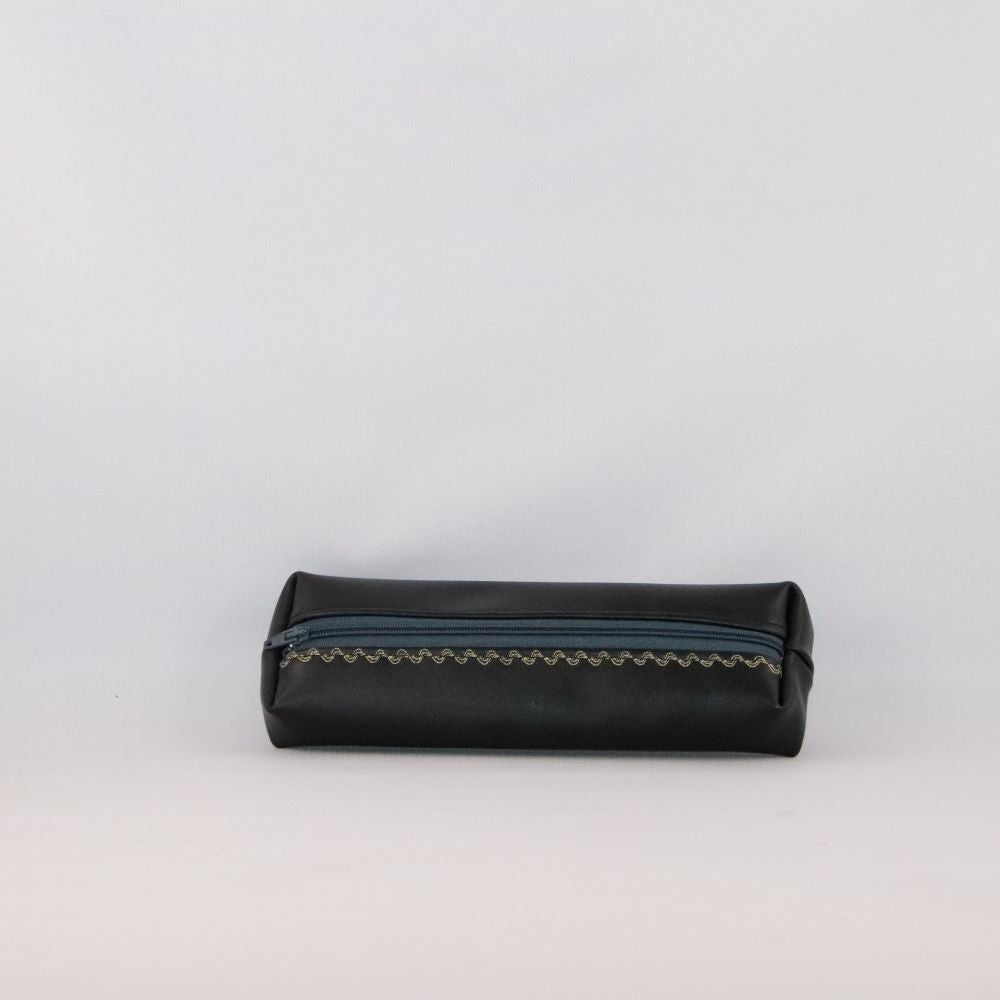 petite trousse noire alter cuir de raisin de face