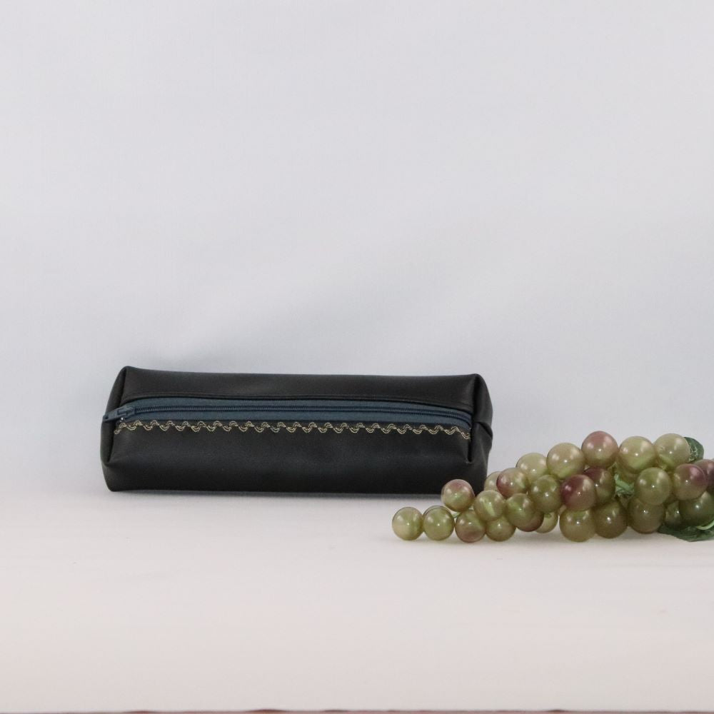 petite trousse noire alter cuir de raisin avec grappe