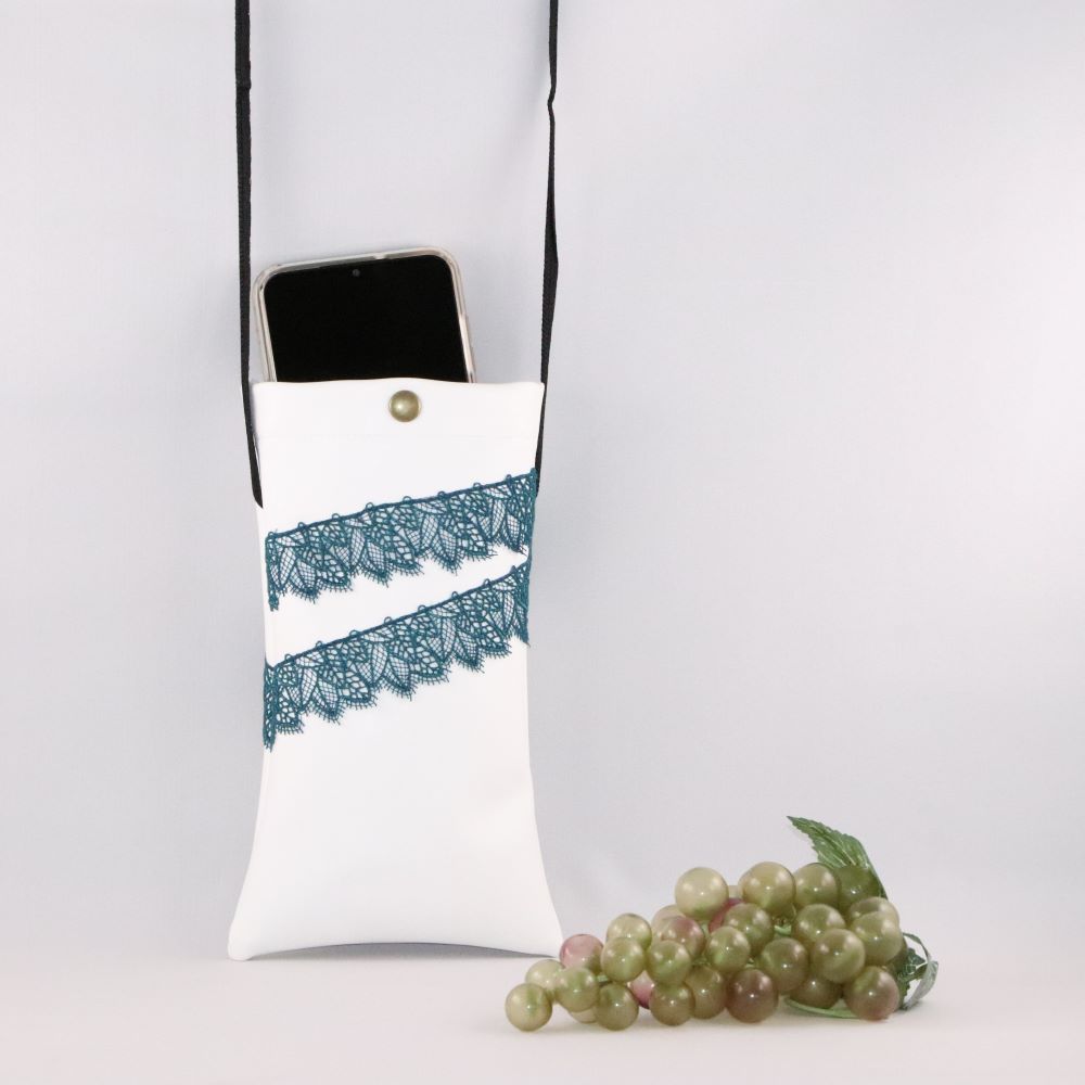 étui téléphone alter cuir raisin blanc avec telephone et grappe verte