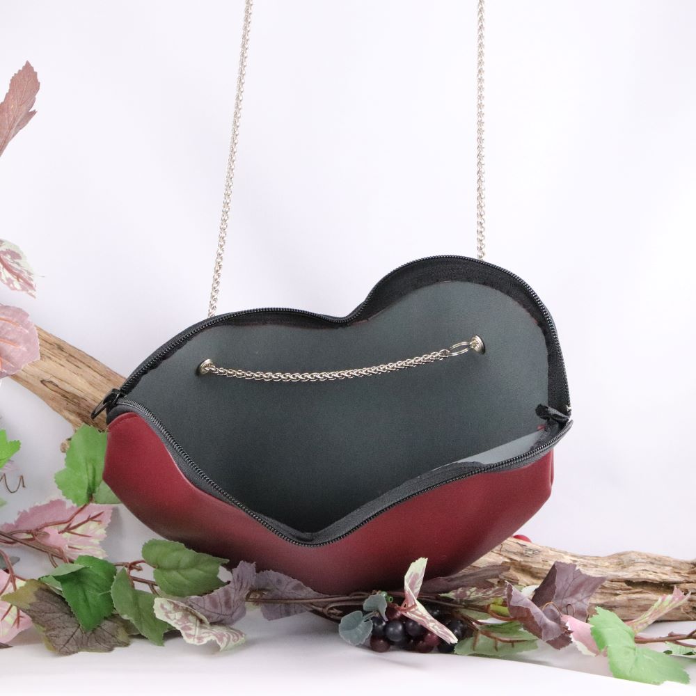 pochette coeur bordeaux en alter cuir de raisin ouverte