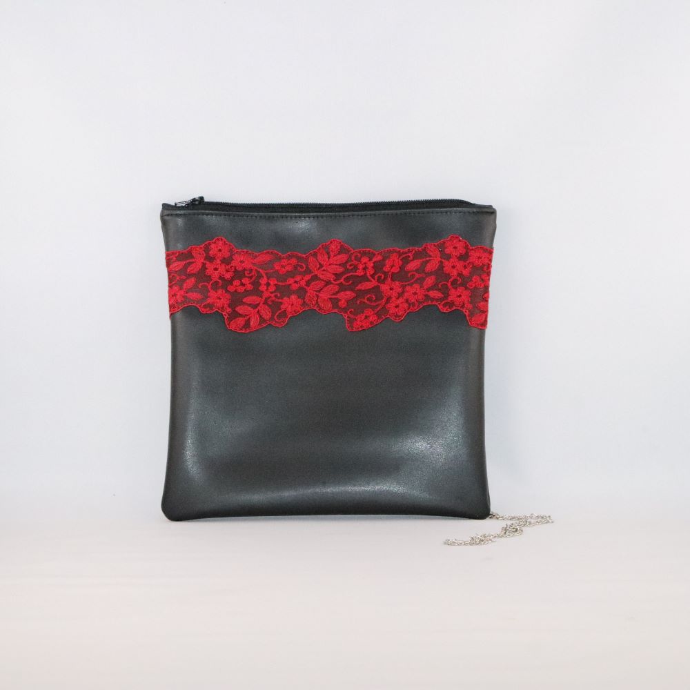 pochette noire alter-cuir de raisin vegan dentelle rouge de face