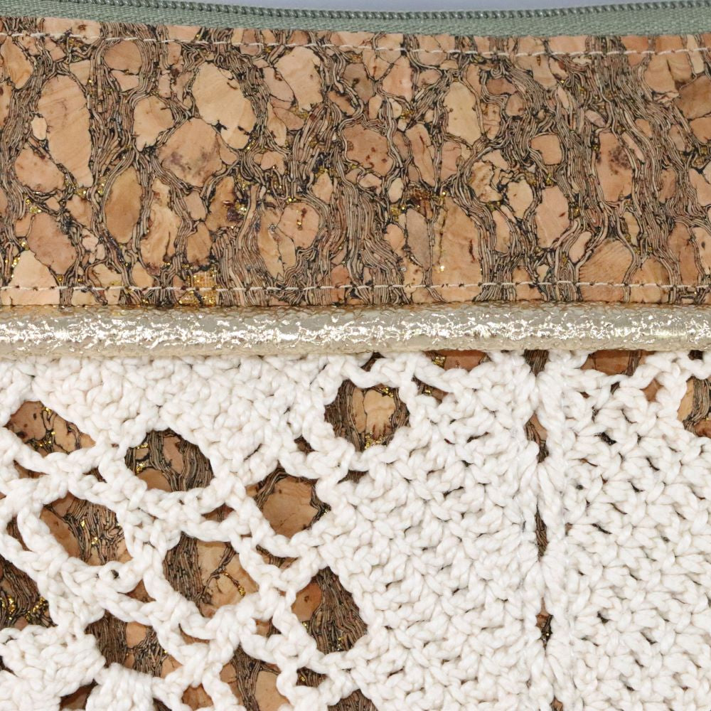 détail de pochette en liège pailleté et dentelle