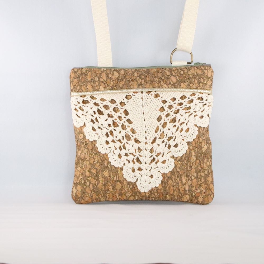 pochette en liège pailleté et macramé upcyclé de face