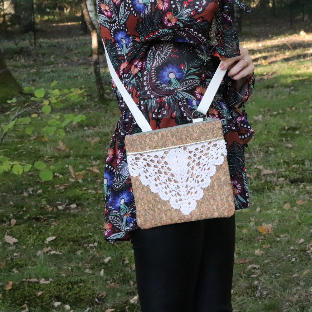 pochette en liège pailleté et dentelle portée bandoulière