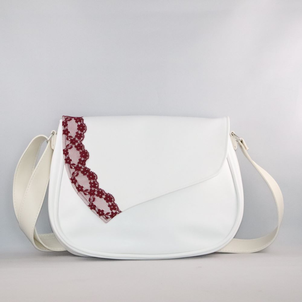 sac blanc en alter cuir de raisin avec rabat blanc et dentelle bordeaux appliquée