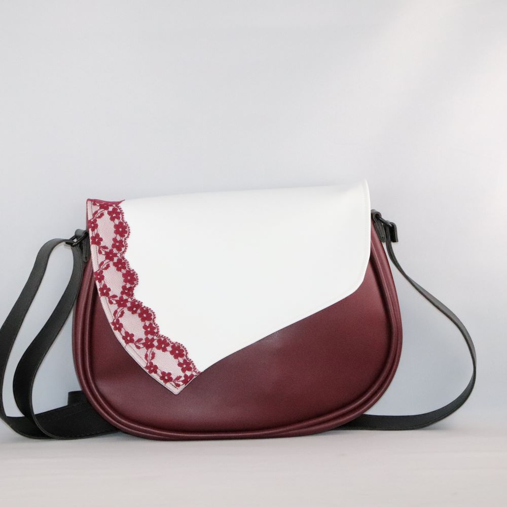 sac bordeaux à rabat blanc avec dentelle en alter cuir de raisin