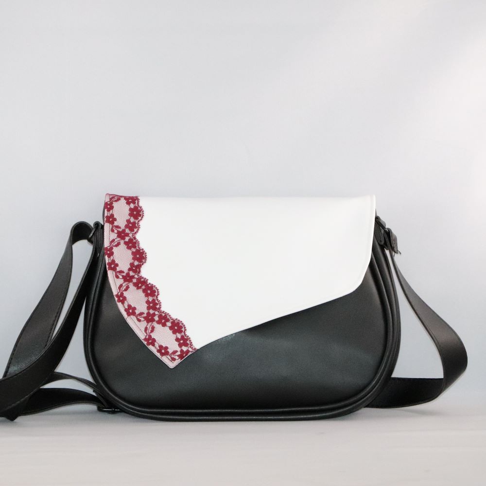 sac noir en alter cuir de raisin avec rabat blanc à dentelle bordeaux