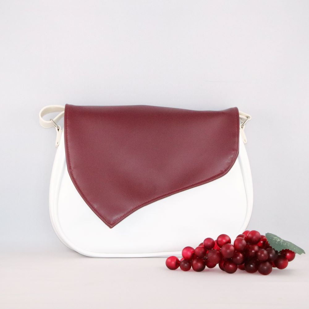 sac alter cuir de raisin végan base blanche rabat bordeaux avec grappe