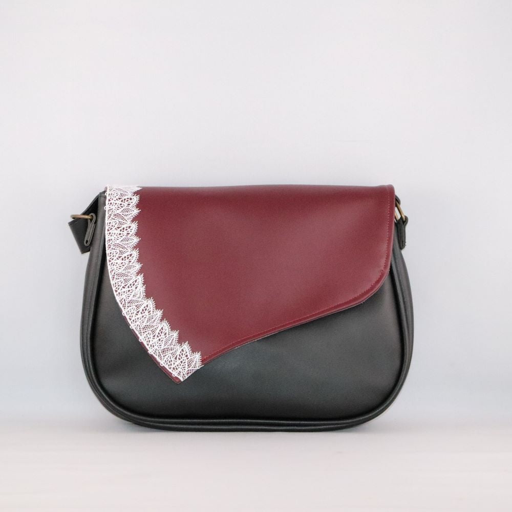 sac en alter cuir de raisin noir avec rabat amovible bordeaux et dentelle blanche