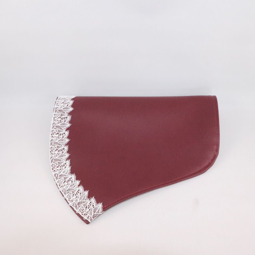 sac en alter cuir de raisin bordeaux et dentelle blanche plié