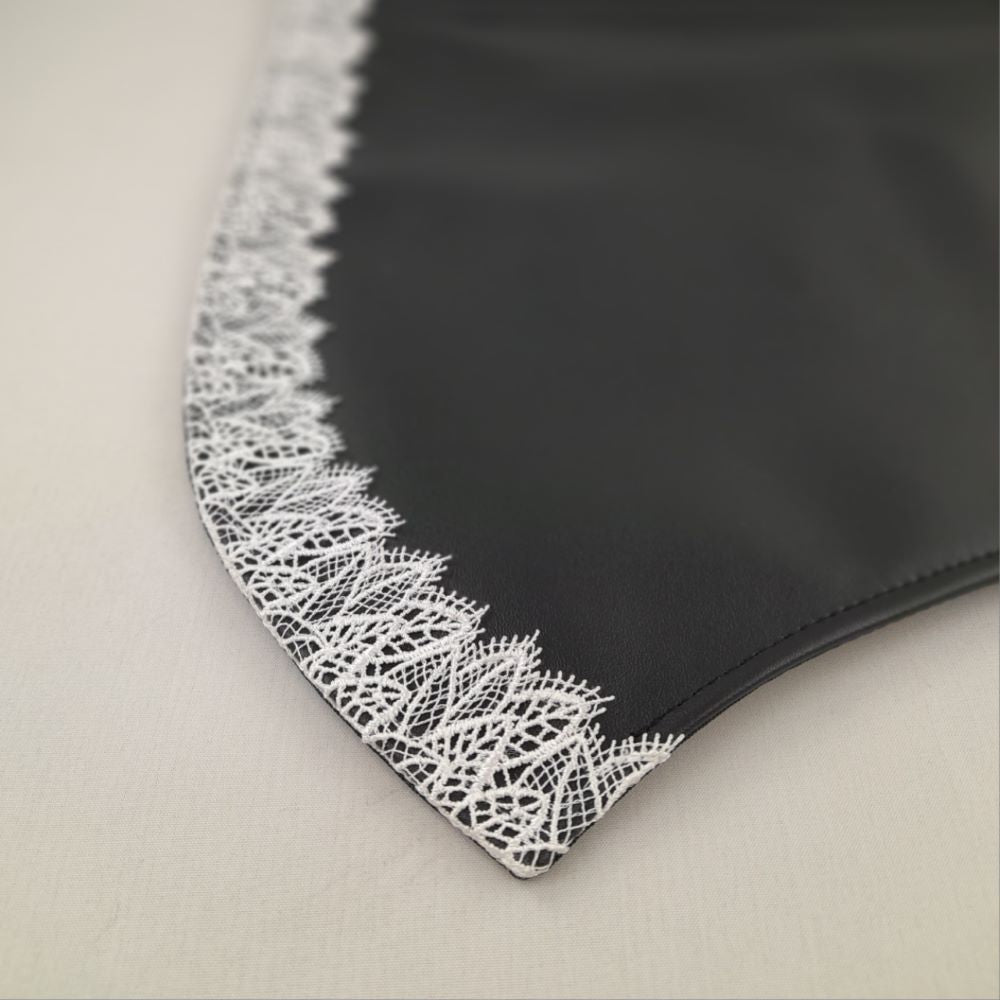 rabat cuir de raisin noir dentelle blanche détail