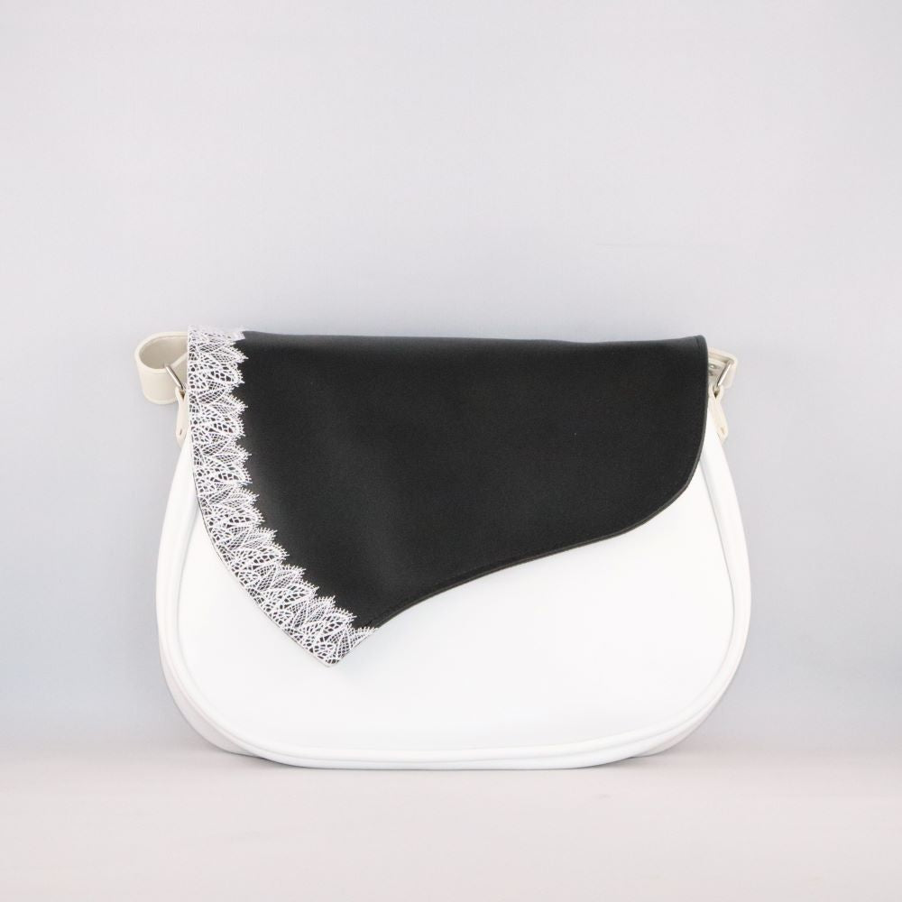sac en alter cuir de raisin base blanche et rabat noir à dentelle blanche