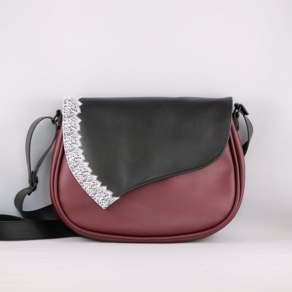 sac en alter cuir de raisin base bordeaux rabat noir dentelle blanche