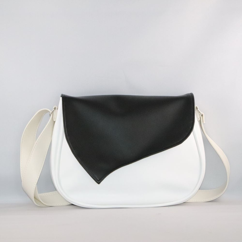 rabat noir sur base de sac en cuir de raisin blanc