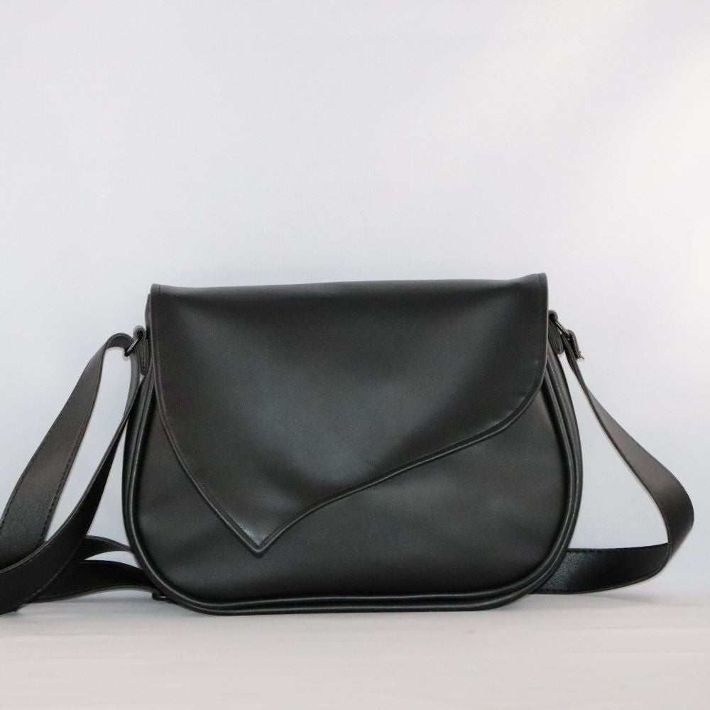 rabat noir sur base de sac en cuir de raisin noir