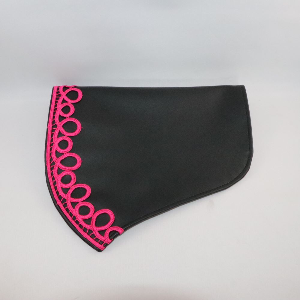 rabat alter cuir de raisin noir et broderie fuchsia plié