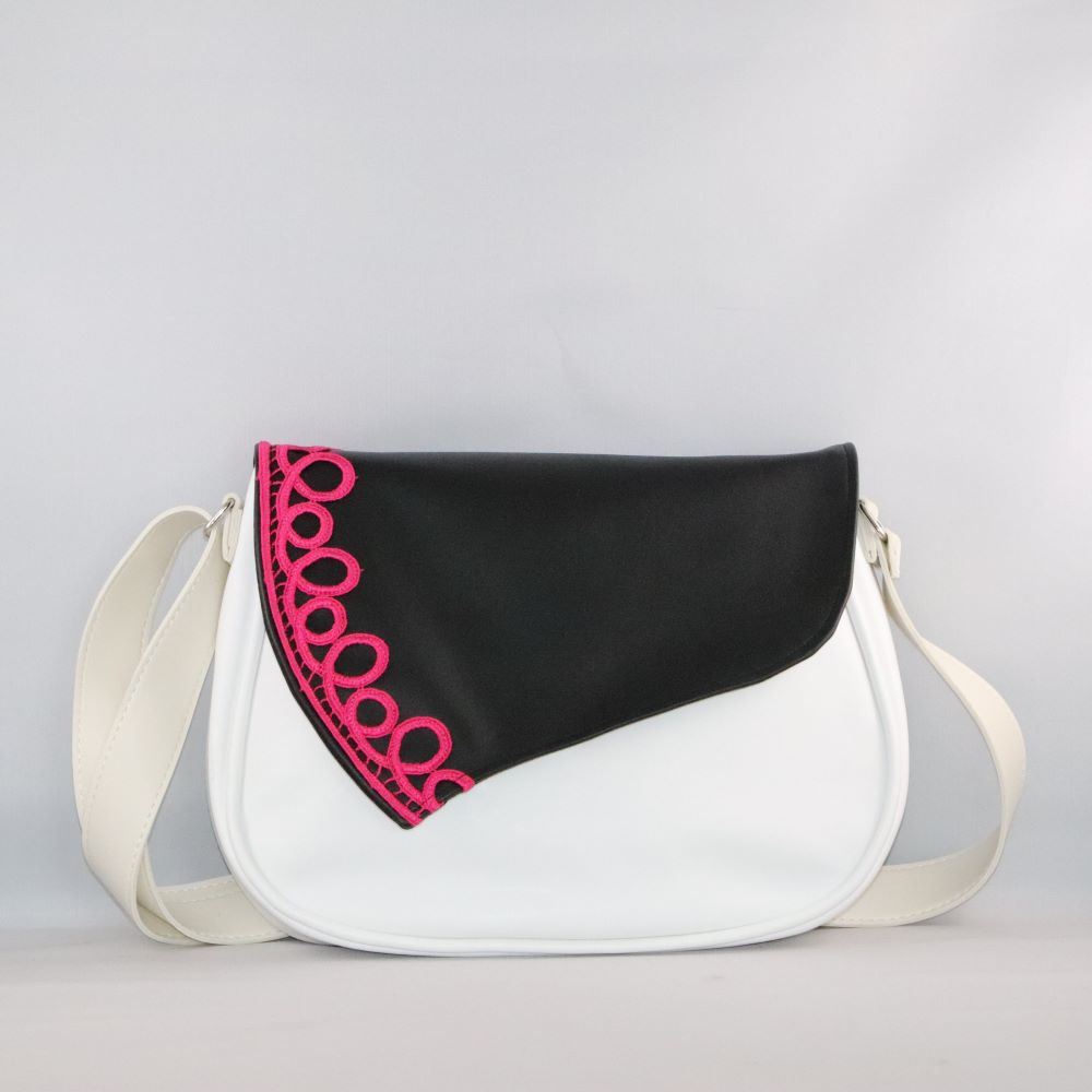 rabat cuir de raisin noir et broderie fuchsia sur base de sac blanche