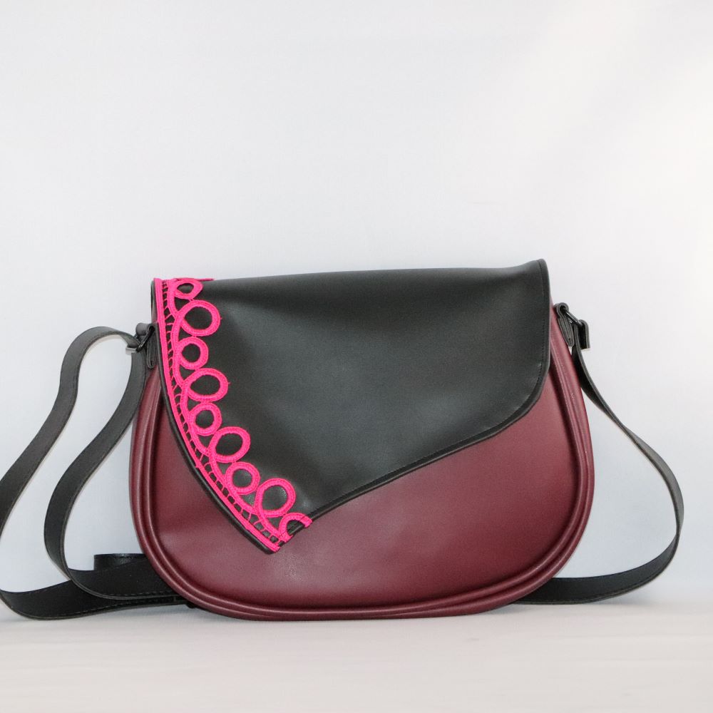 rabat cuir de raisin noir et broderie fuchsia sur base de sac bordeaux