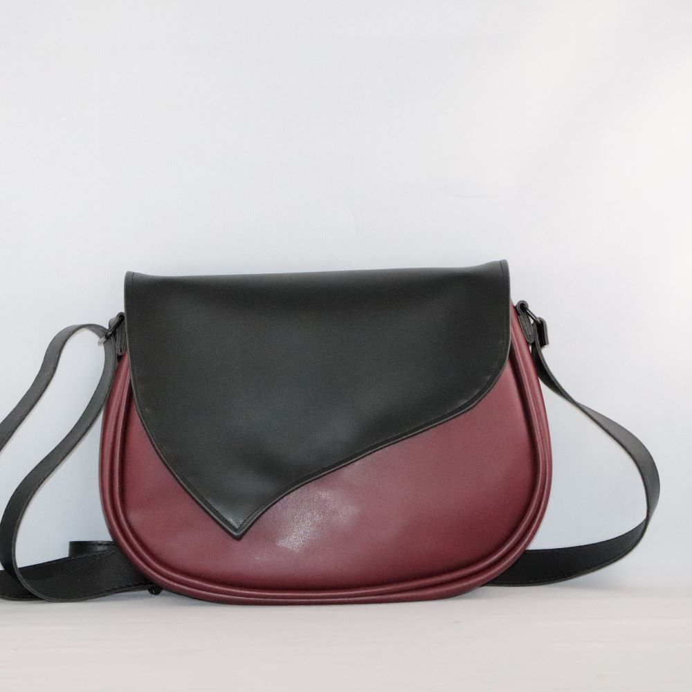 rabat noir sur base de sac en cuir de raisin bordeaux