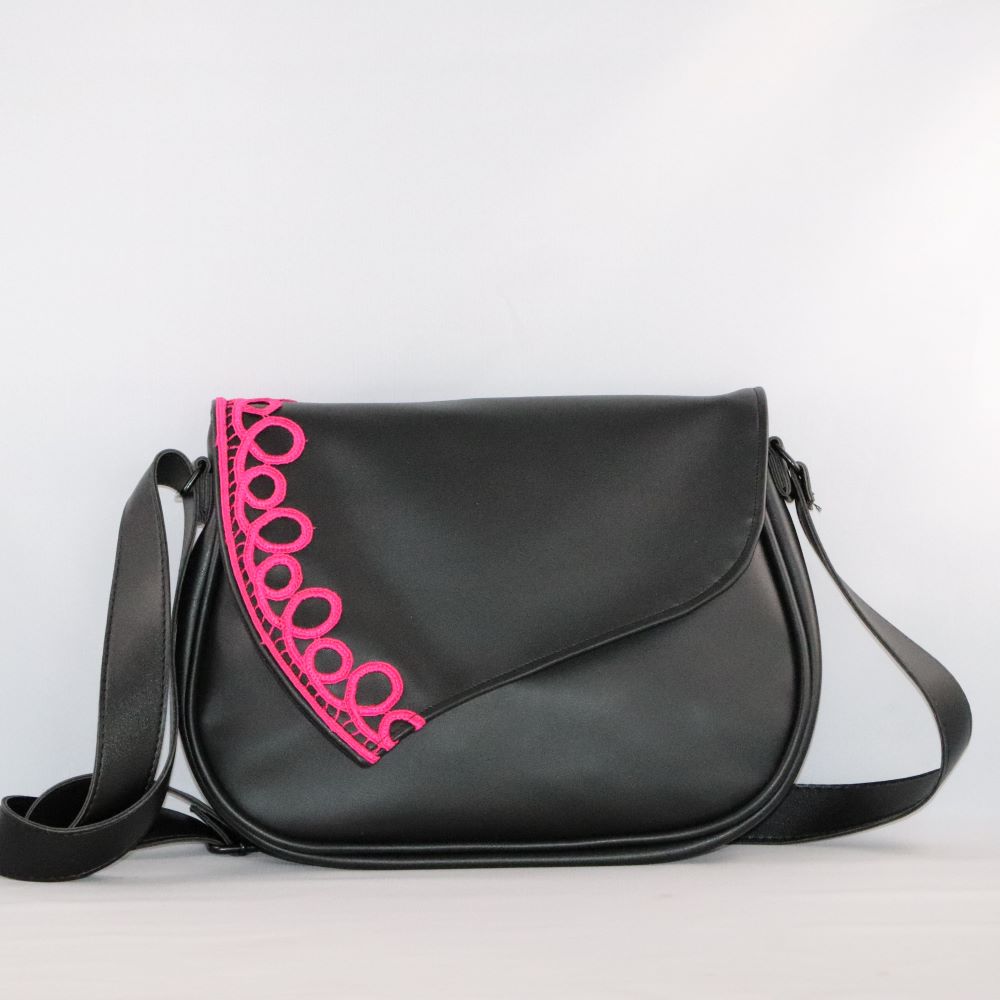rabat alter cuir de raisin noir et fuchsia sur une base de sac noire