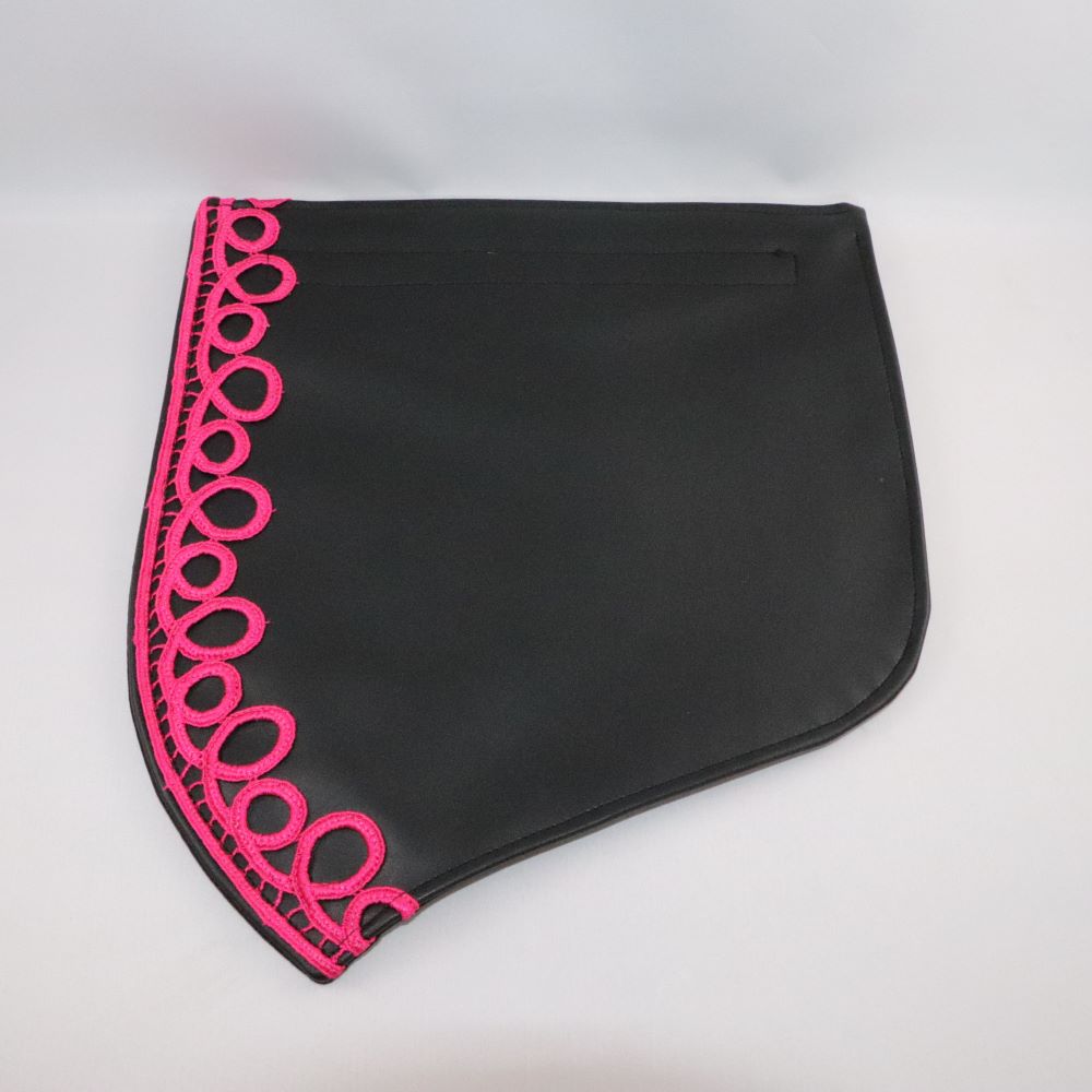 rabat alter cuir de raisin noir et broderie fuchsia ouvert