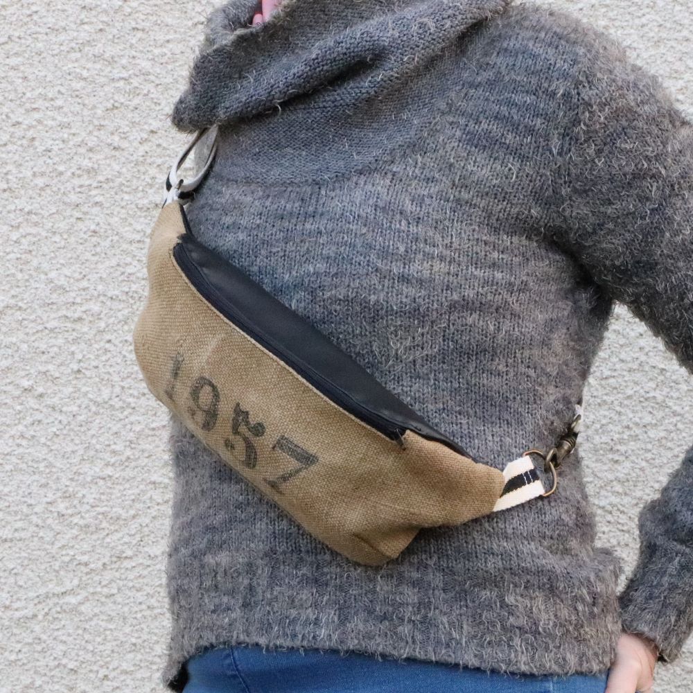 sac banane en cuir de raisin vegan et toile de jute porté bandoulière