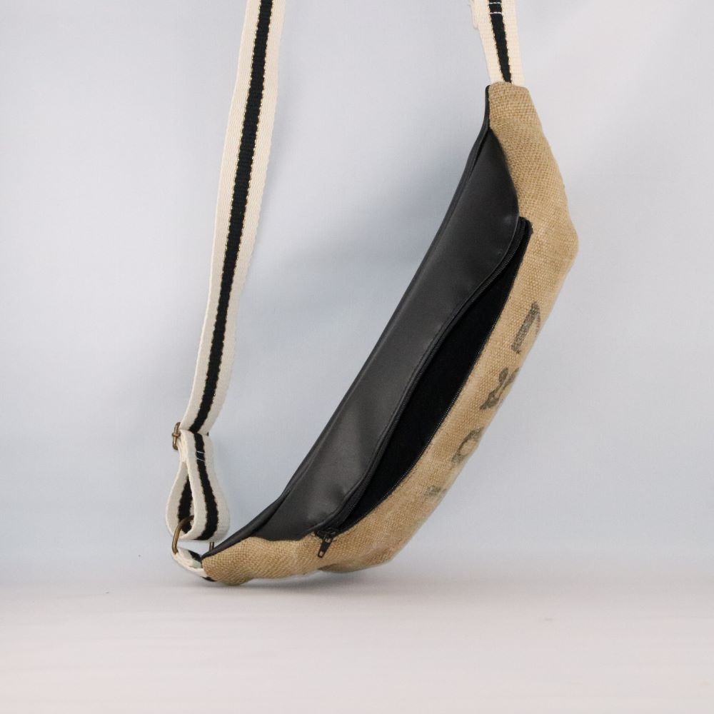 sac banane en cuir de raisin vegan et toile de jute suspendu