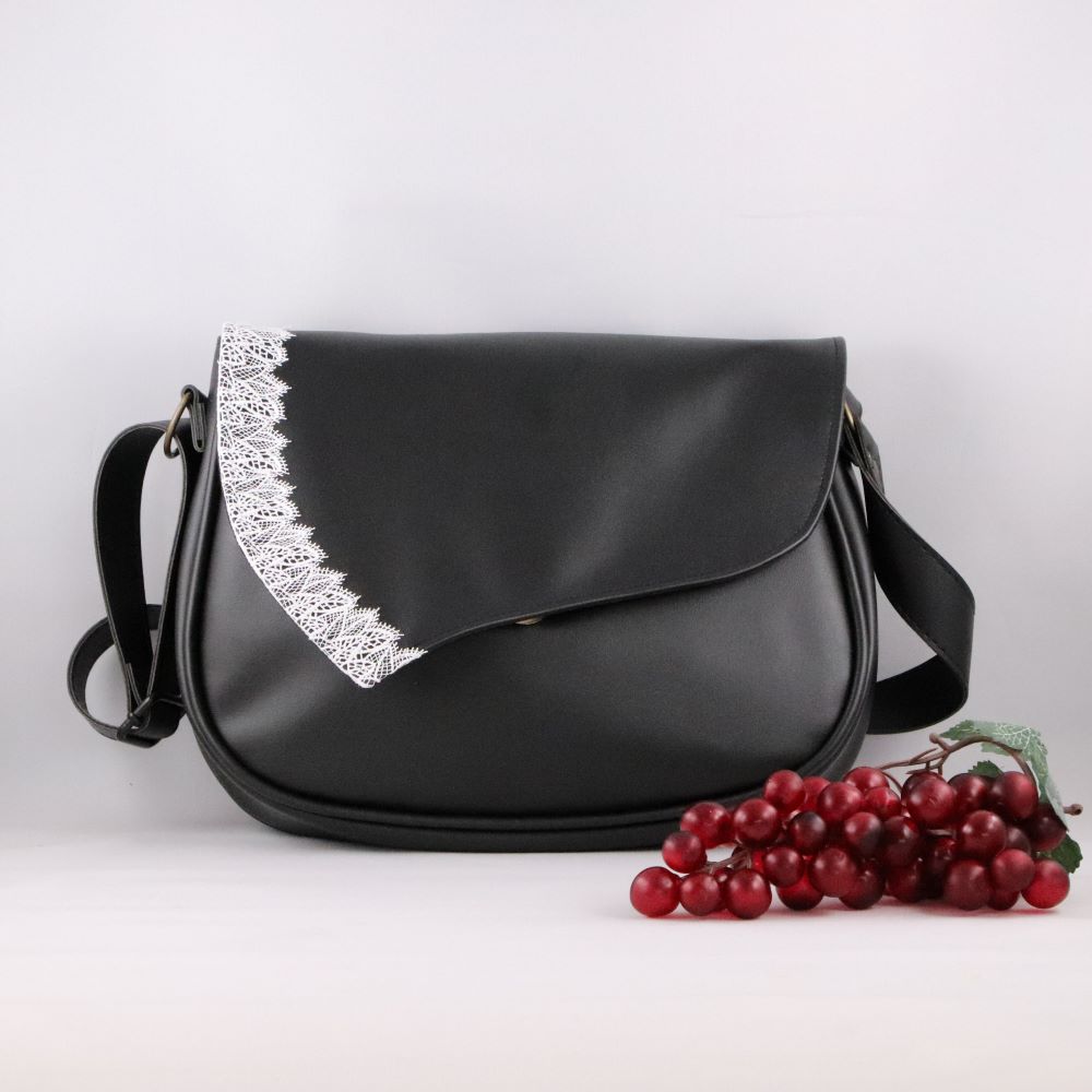 rabat cuir de raisin noir dentelle blanche sur base de sac noire avec grappe