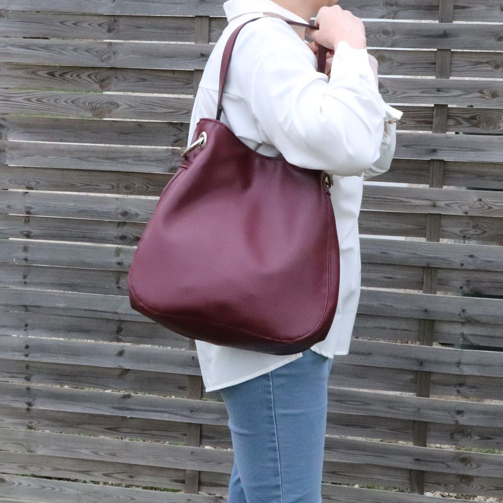 sac fourre-tout en alter cuir de raisin bordeaux porté épaule