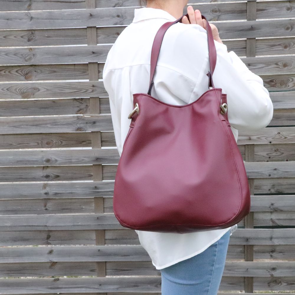 sac fourre-tout en alter cuir de raisin bordeaux sur le bord de l'épaule