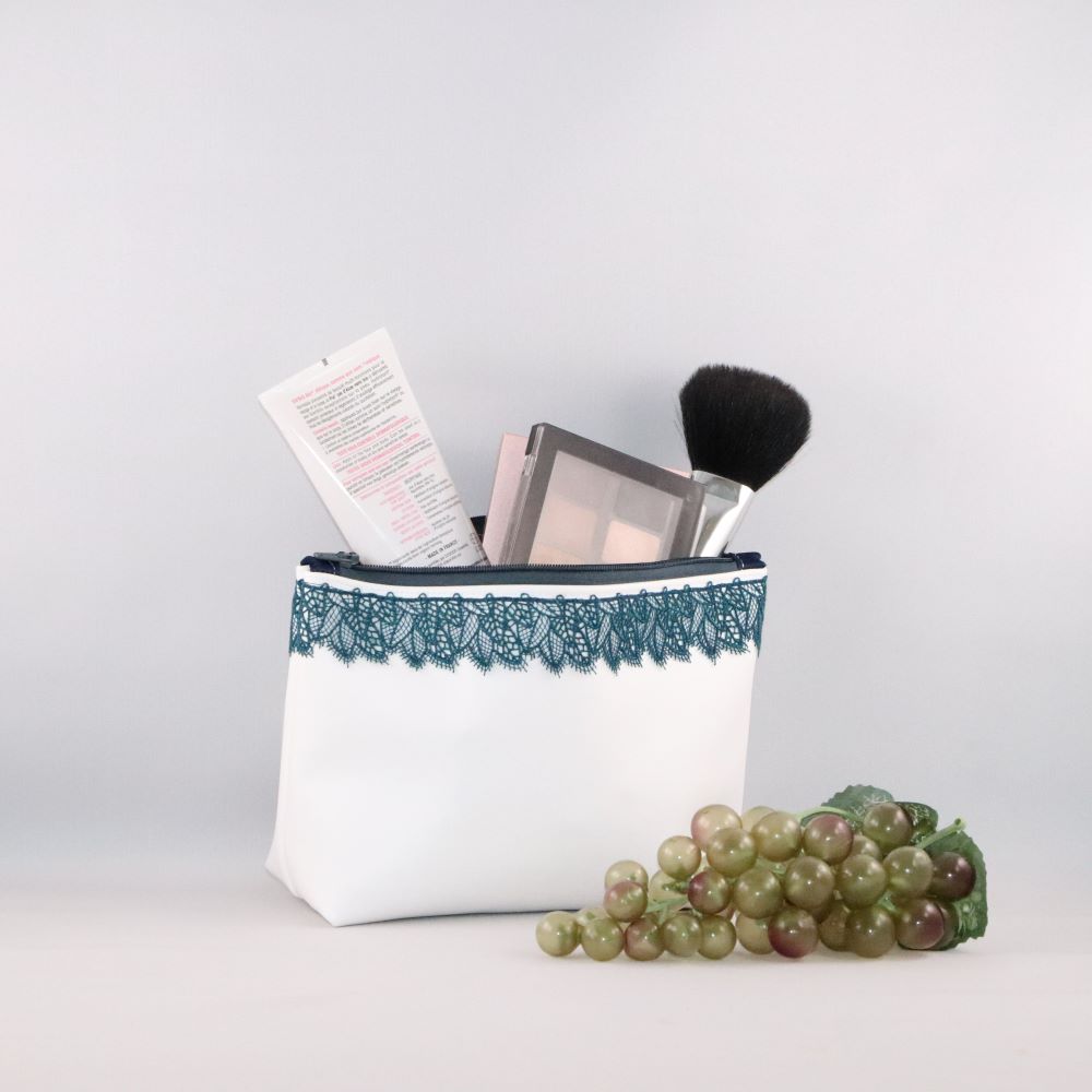 trousse triangle alter cuir de raisin blanche avec maquillage et grappe