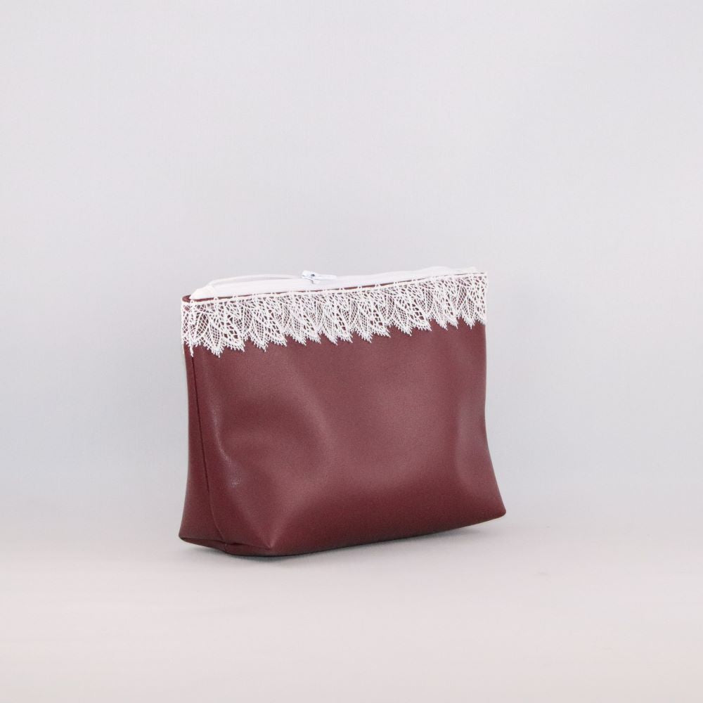 trousse triangle alter cuir de raisin bordeaux dentelle blanche de 3 quarts