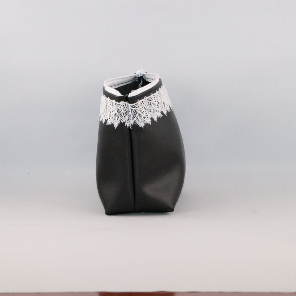 trousse triangle noire en alter-cuir de raisin de côté ouverte