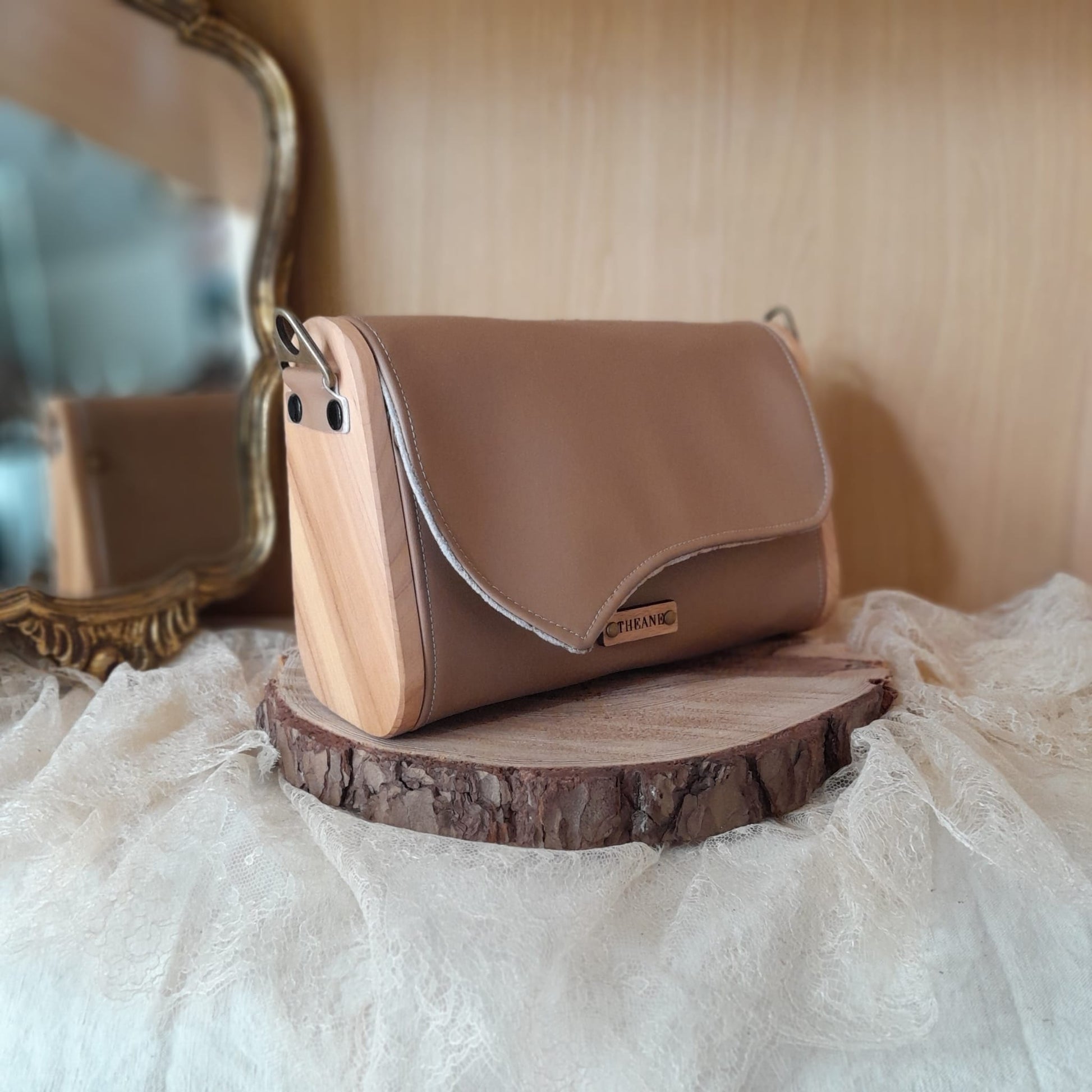 Petit sac à main artisanal raisin camel et côtés en bois d'if