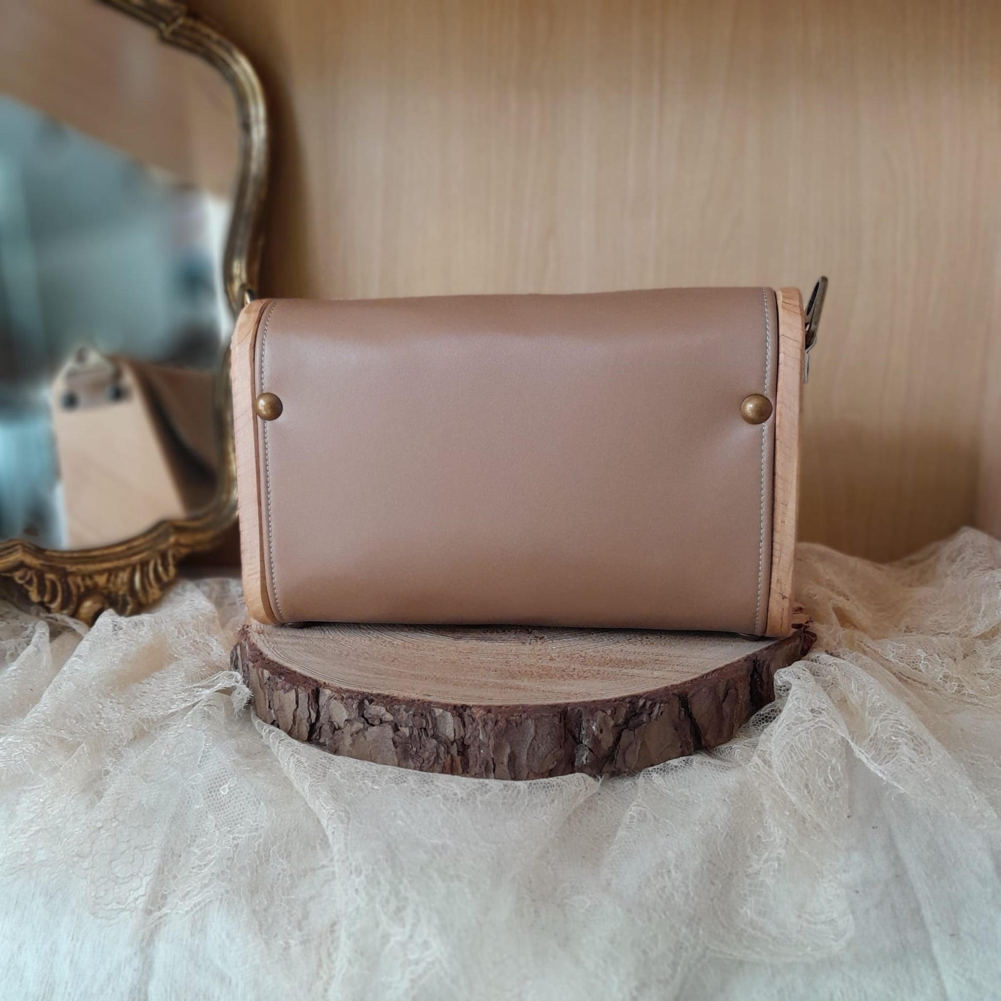 Petit sac à main artisanal raisin camel et côtés en bois d'if
