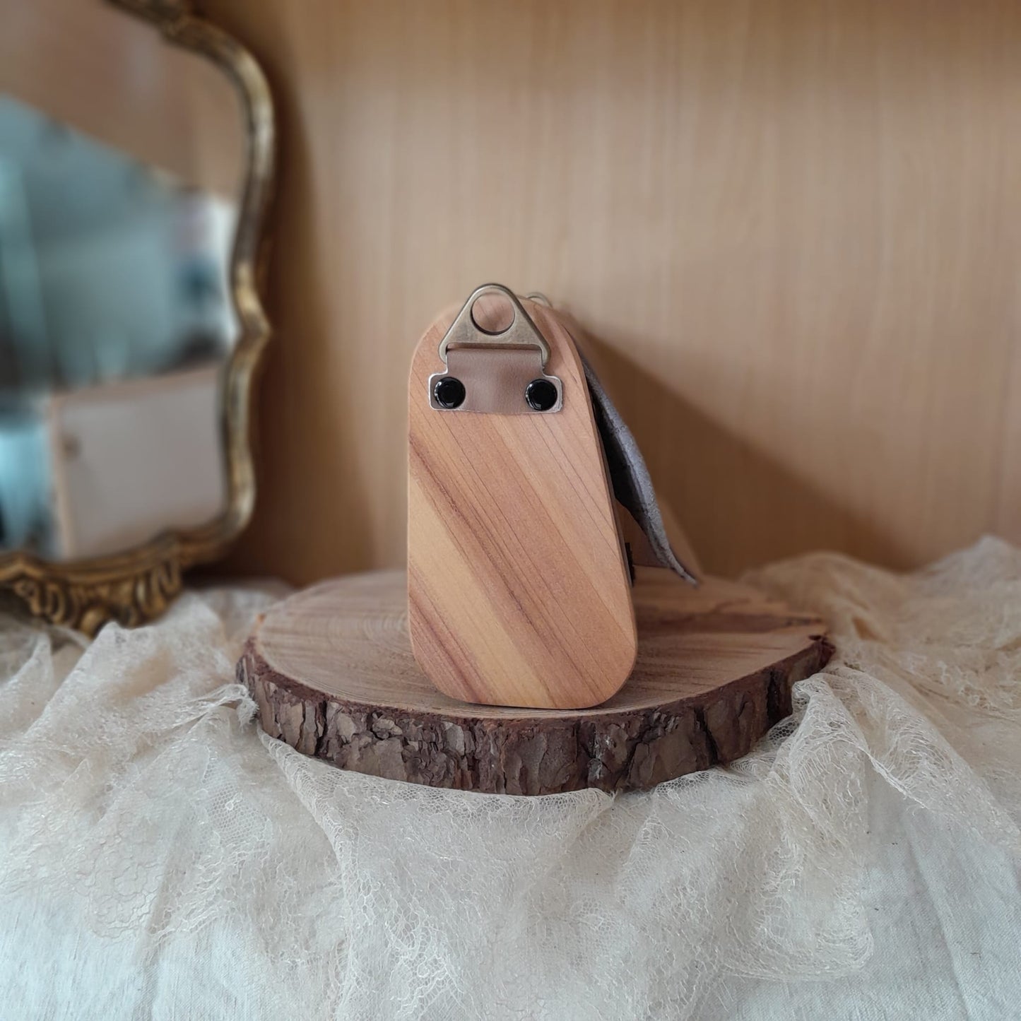 Petit sac à main artisanal raisin camel et côtés en bois d'if