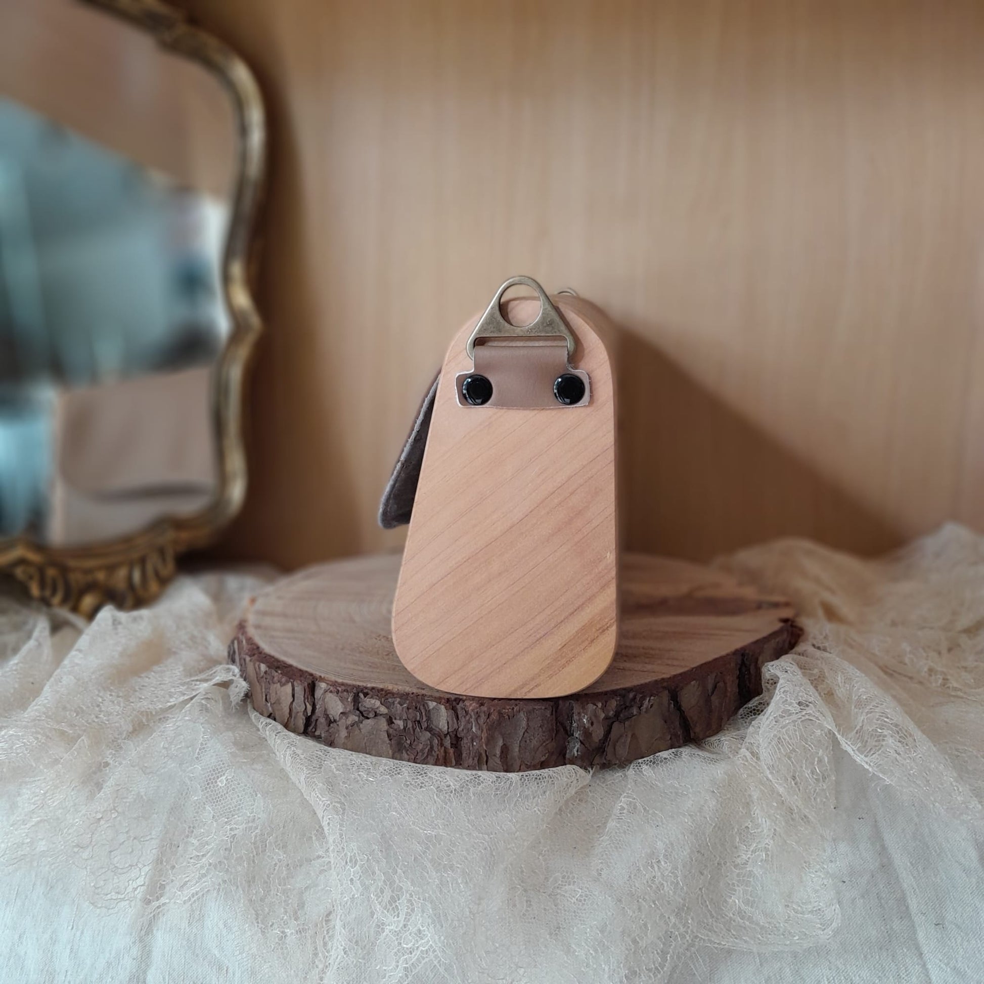 Petit sac à main artisanal raisin camel et côtés en bois d'if