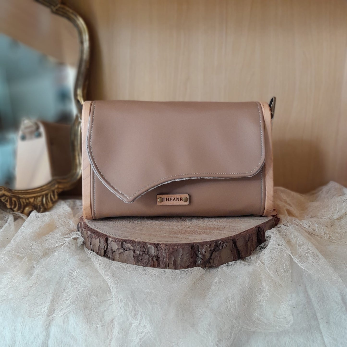 Petit sac à main artisanal raisin camel et côtés en bois d'if