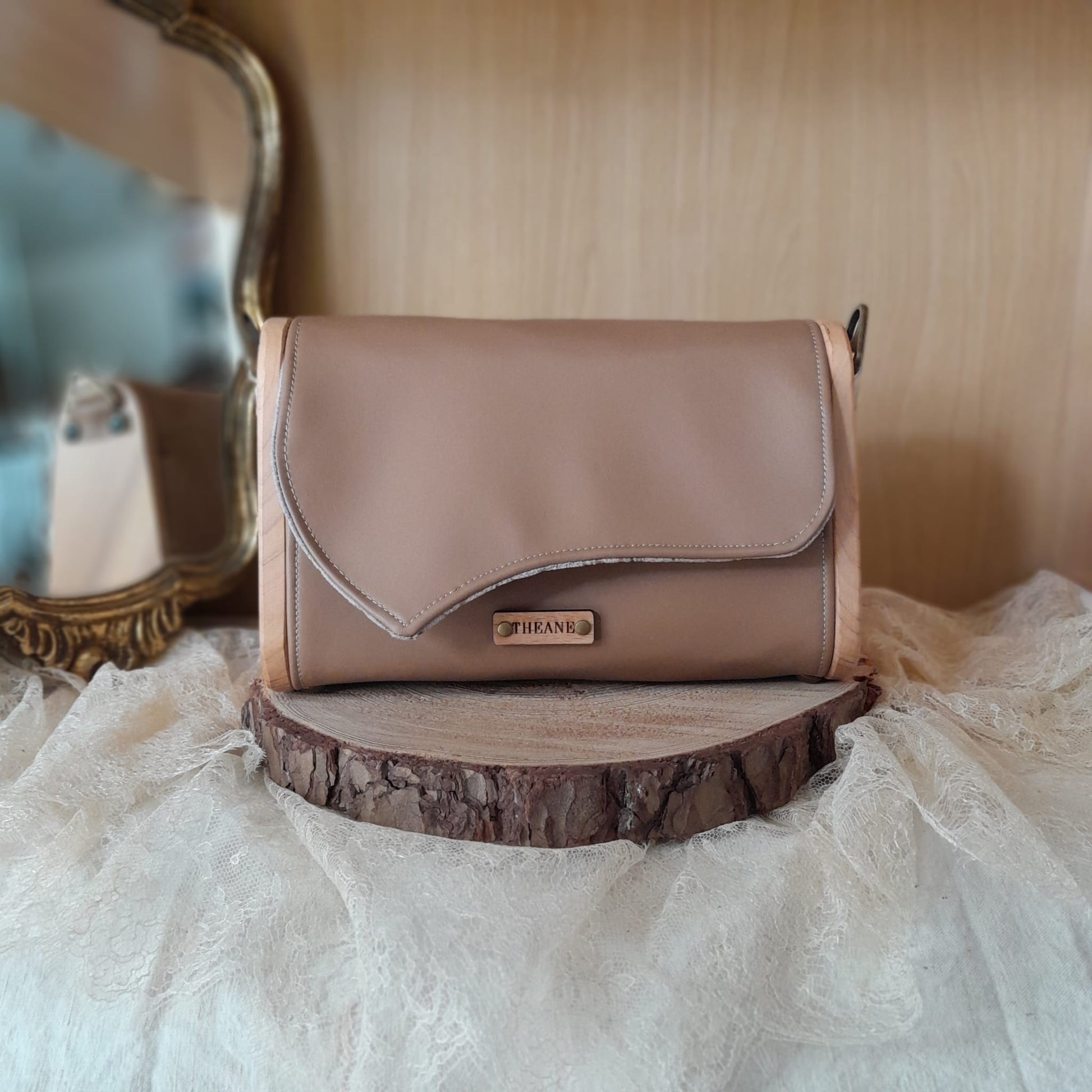 Petit sac à main artisanal raisin camel et côtés en bois d'if