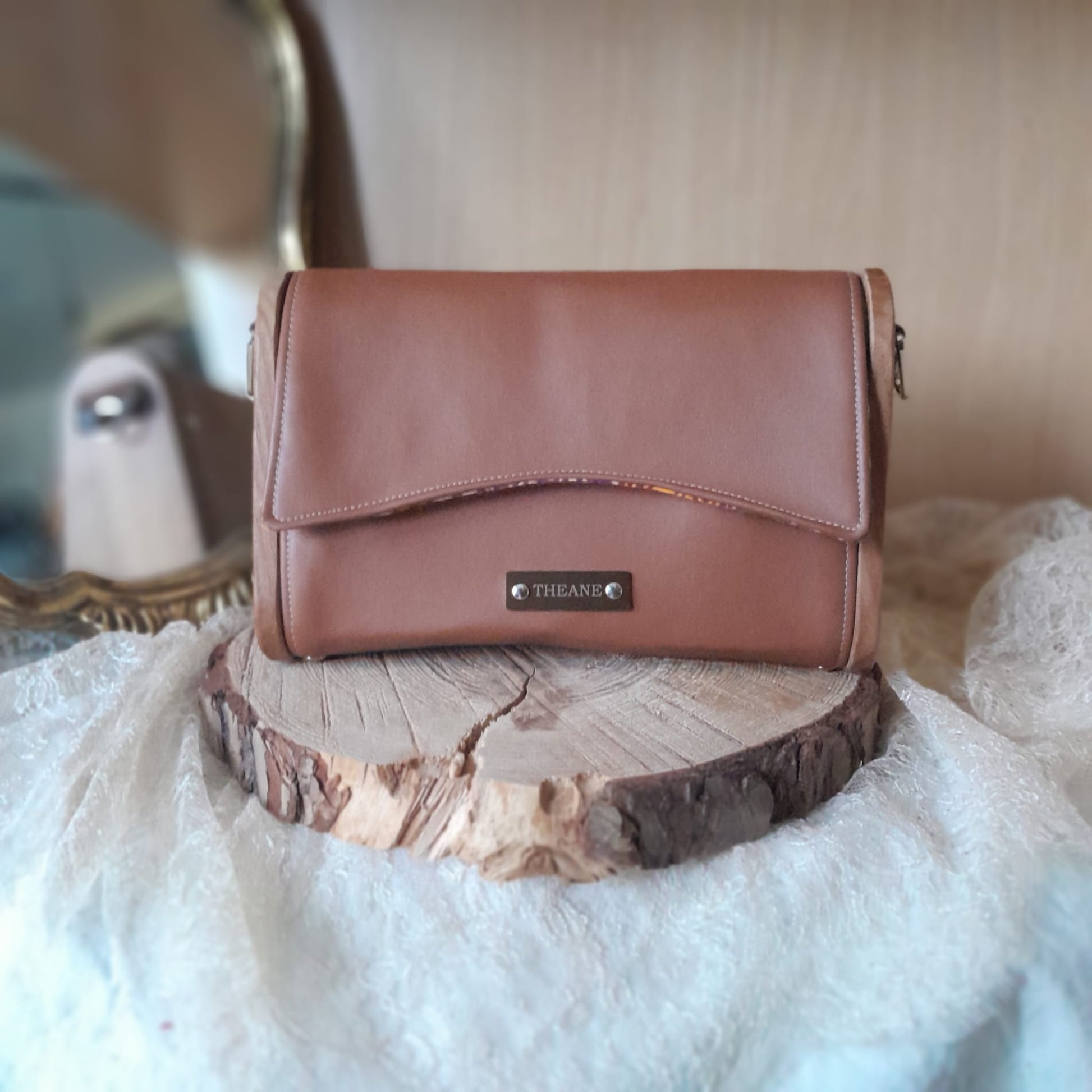 mini sac bandoulière caramel bois orme et matière végétale marc de raisin de face