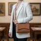 Femme portant mini sac bandoulière caramel bois orme et matière végétale marc de raisin